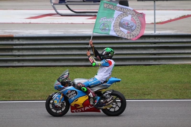マレーシアGPでMoto2王者を獲得し、ウイニングランするフランコ・モルビデリ。将来を嘱望されるイタリアンライダーだ。