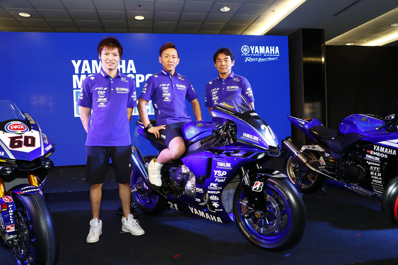 左からYAMAHA FACTORY RACING TEAMのライダー、野左根航汰、中須賀克行、監督の吉川和多留　【写真：ヤマハ発動機】