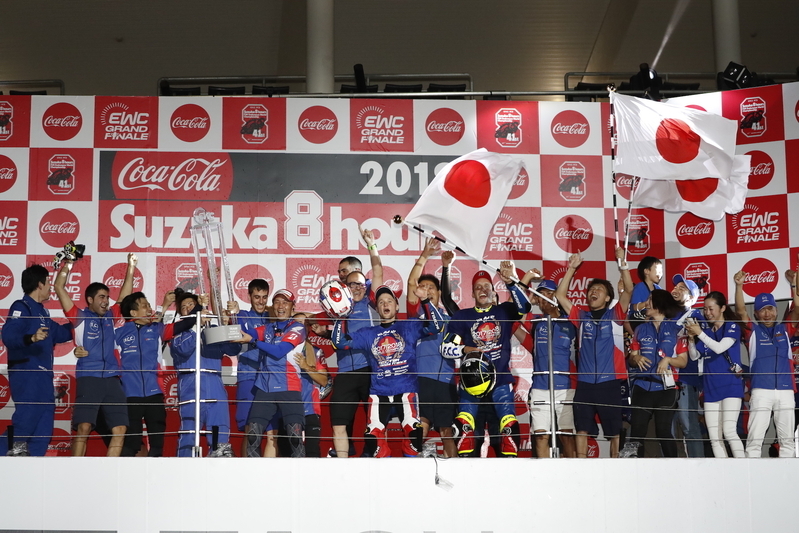 鈴鹿８耐で表彰台で祝福される「TSR」のチームクルー　【写真：MOBILITYLAND】
