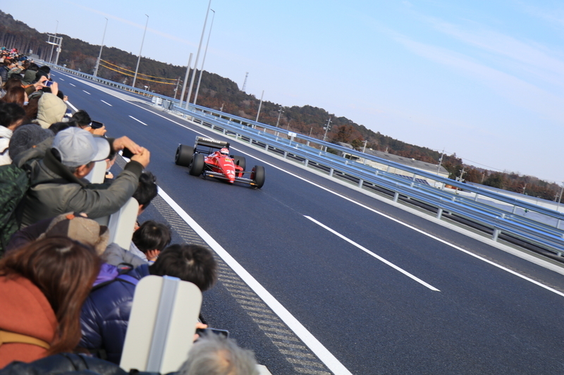 アクセル全開のF1マシンを前にカメラを構える参加者たち【写真:鈴鹿市】