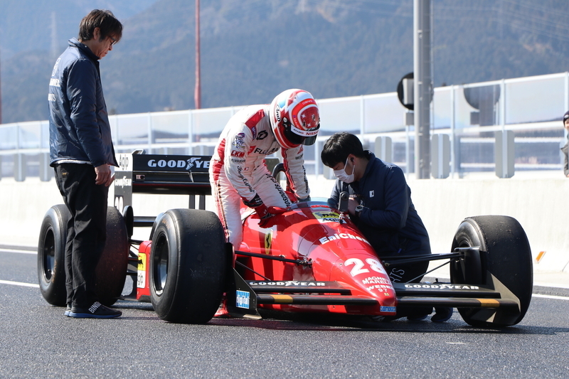 フェラーリF187に乗り込む松田次生【写真：鈴鹿市】