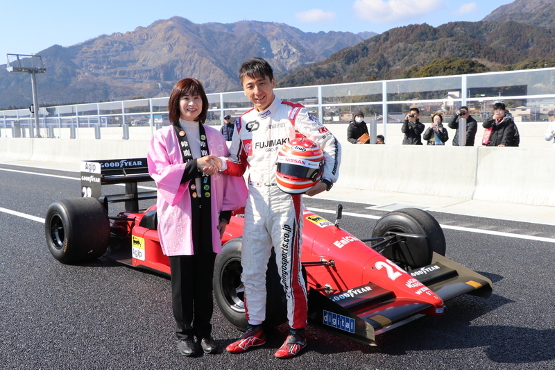 末松則子・鈴鹿市長（右）と松田次生（左）【写真：鈴鹿市】