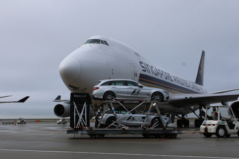 F1セーフティカーは貨物機からそのまま出てくる。【写真：中部国際空港】