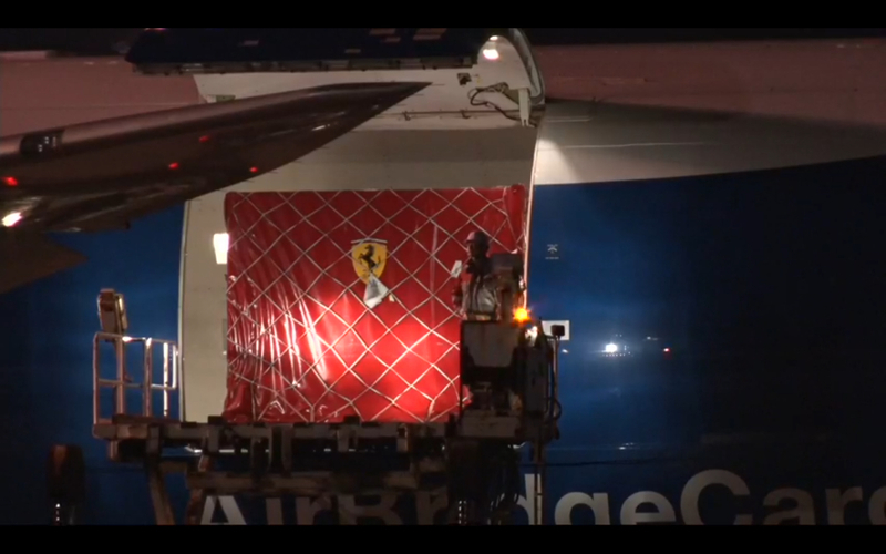 貨物機から出てくるフェラーリのコンテナ（中部国際空港のFacebookページより）