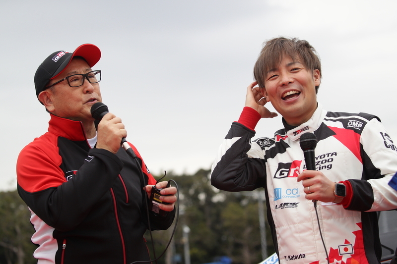 デモ走行イベントに登場した豊田章男社長（左）とWRCドライバーの勝田貴元（右）【写真：TOKYO AUTO SALON】