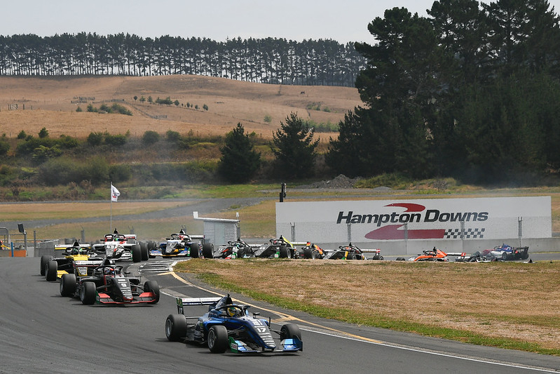 ニュージーランドのサーキットを転戦する【写真：Toyota Racing Series】