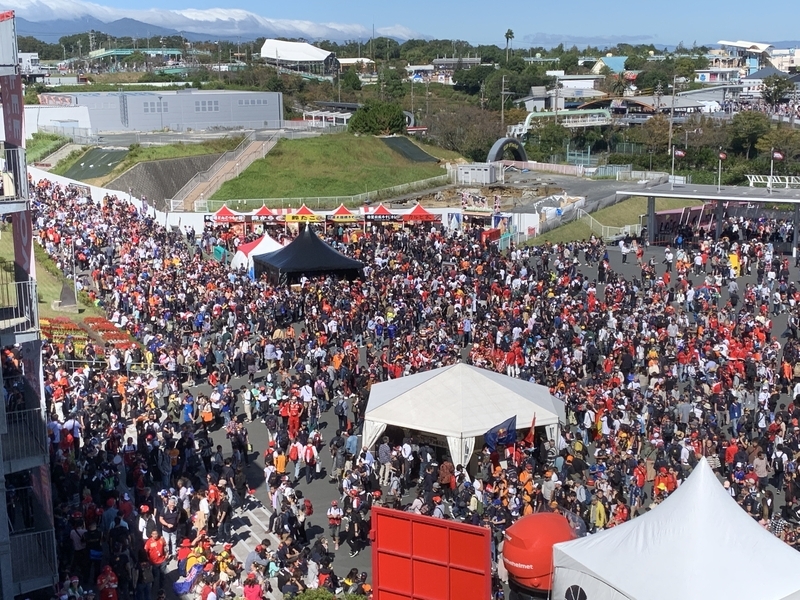 鈴鹿サーキットの広場を埋め尽くすF1の観客【写真:DRAFTING】