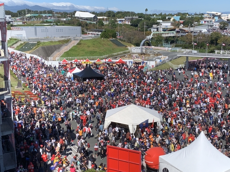 鈴鹿サーキットの広場を埋め尽くすF1の観客【写真：DRAFTING】