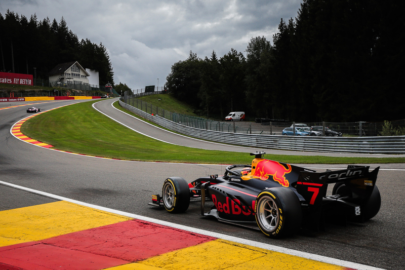 スパ名物の急坂、オールージュを駆け上がるFIA F2参戦の角田裕毅【写真：Red Bull】