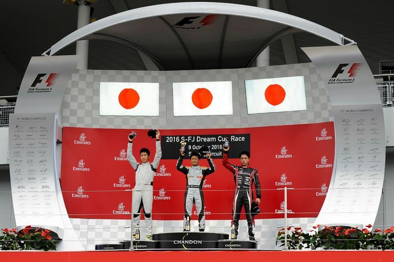 F1と同じ演出の表彰台中央に立つ角田【写真：MOBILITYLAND】