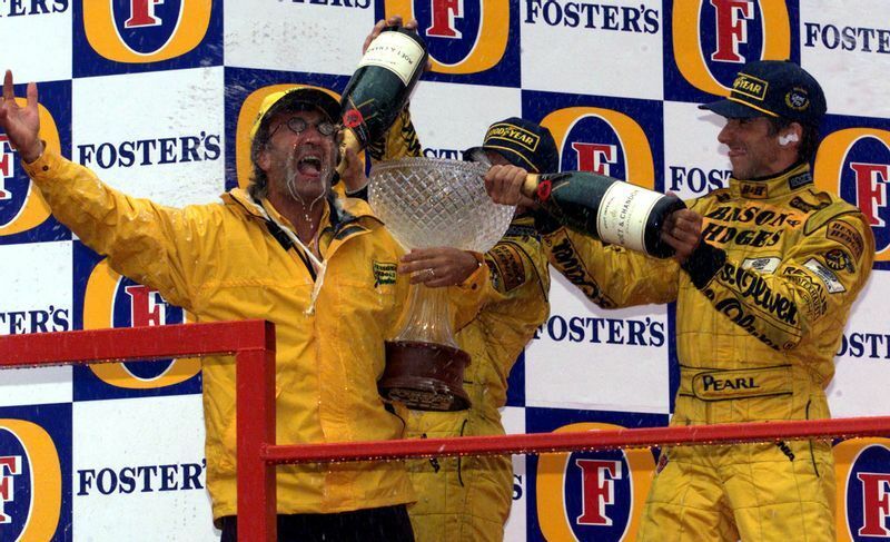 1-2フィニッシュでドライバーからシャンパンを浴びせられるオーナーのエディ・ジョーダン（左）