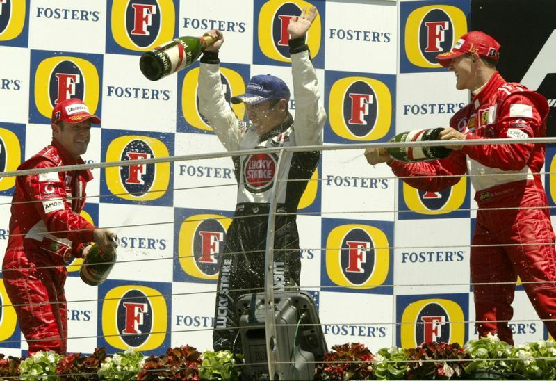 インディアナポリスのアメリカGPで３位表彰台を獲得し、バリチェロ（左）、シューマッハ（右）からシャンパンを浴びせられる佐藤琢磨。13年後、16年後にまたここで栄光を掴み取ることになる。