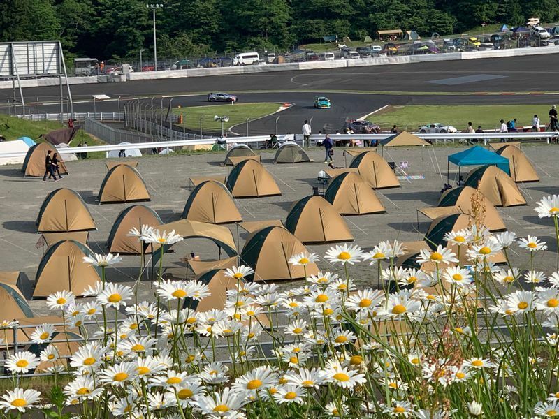 2019年の富士24時間レースで行われたテントの貸し出し。富士24時間はアウトドア観戦推しだ。【写真：DRAFTING】