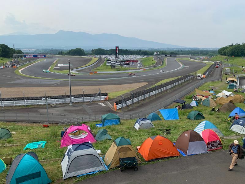 2019年の富士24時間。朝のADVANコーナー。エキゾーストノートを聞きながらテントで休む人が多い。【写真：DRAFTING】