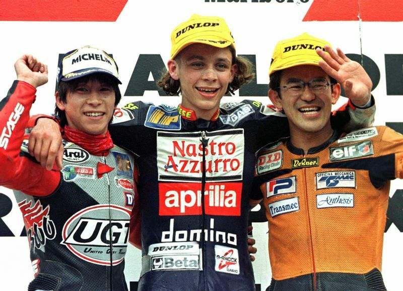 125ccクラスで初めてのワールドチャンピオンになったロッシ（中央）。坂田和人（左）、上田昇（右）ら当時全盛の日本人ライダーを打ち破っていった