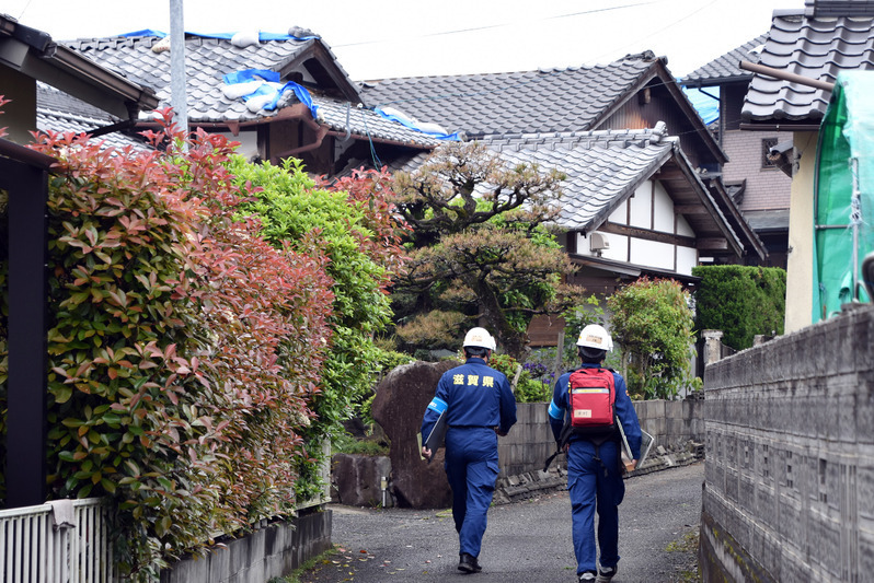 建物被害認定調査に回る滋賀県の調査チーム（御船町）