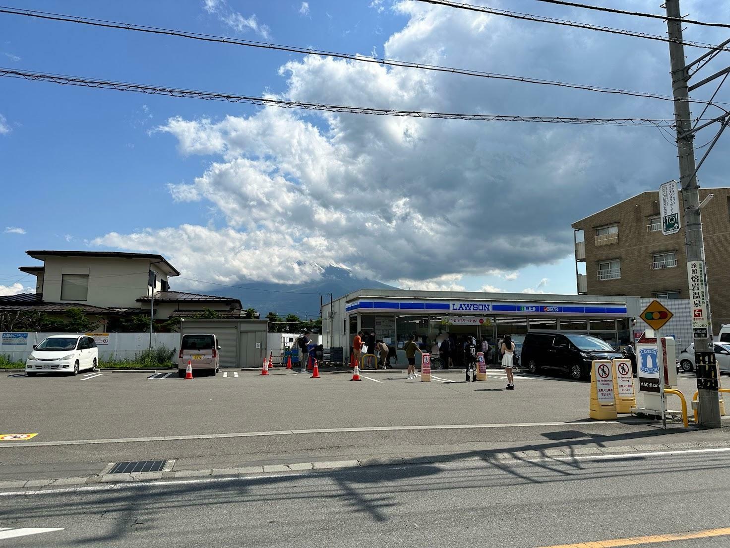ローソン前で「富士山待ち」をする人たち(筆者撮影、画像の一部を加工しています)