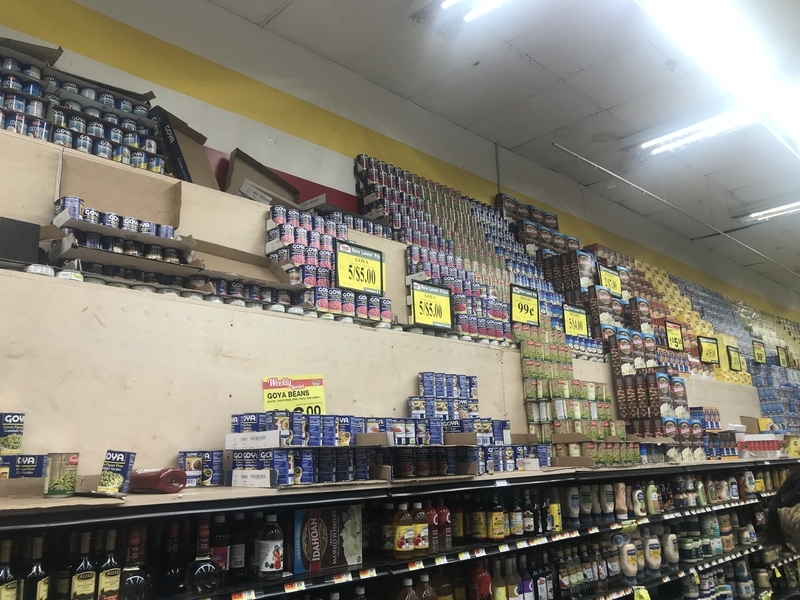 普段は天井まで山積みの缶詰が崩されたスーパーの一角　撮影：筆者
