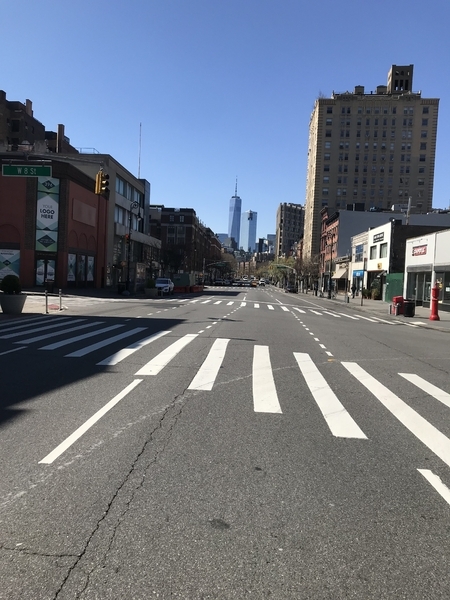 車も人もいないマンハッタンのダウンタウン。このまま誰にも会わずにマラソンができそうな非現実的な風景だ（筆者撮影）