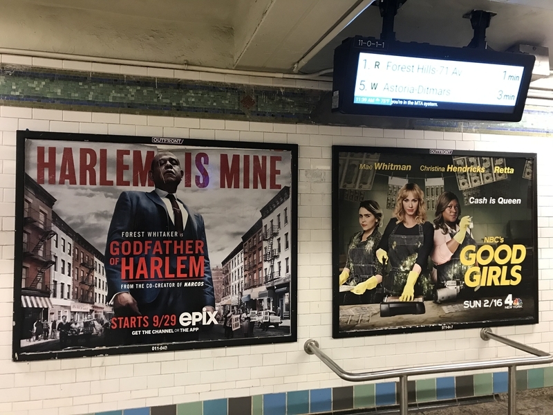 地下鉄広告。左が9月の番組広告で、右は2月の番宣が貼られたまま。テレビ制作は現在、屋外でのみ許可されている（筆者撮影）