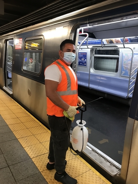 地下鉄車内の消毒もニューノーマル(筆者撮影)
