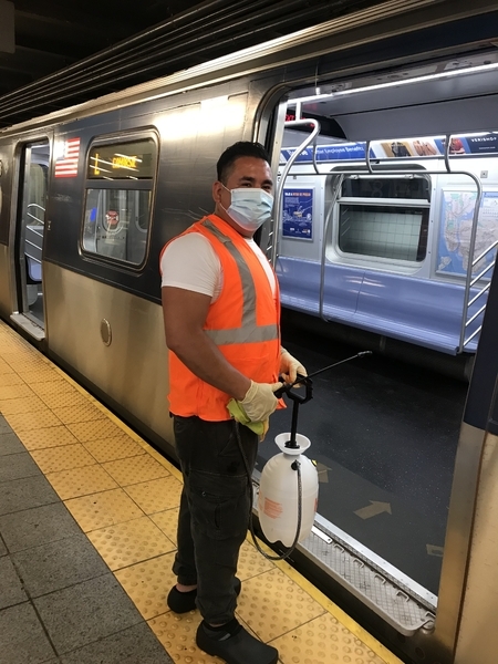 地下鉄車内の消毒もニューノーマル（筆者撮影）