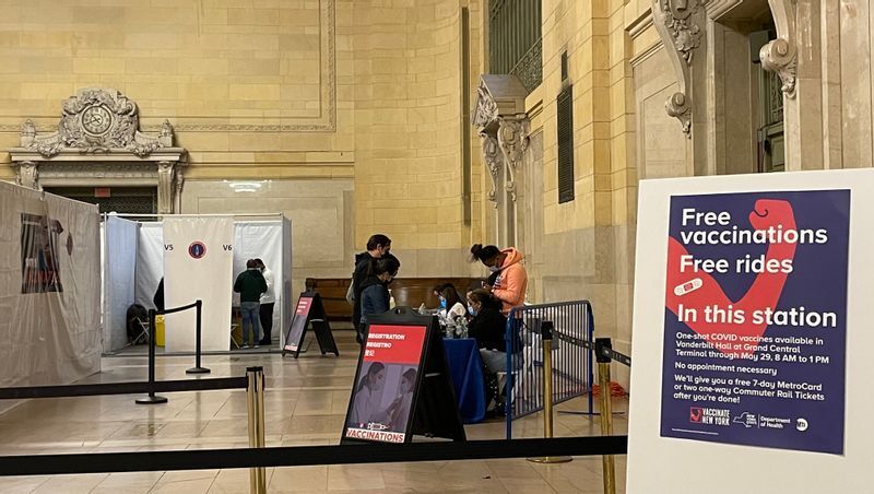 グランド・セントラル駅構内に期間限定で設けられたワクチン接種会場。通勤客や観光客への利便性に配慮した。接種を受けると、7日間乗り放題のメトロカードがもらえる(ニューヨーク・マンハッタン)撮影・津山恵子