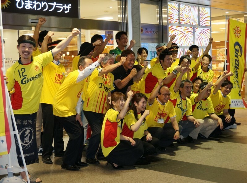 商業施設の担当者やＪＲ九州・西日本の両小倉駅長などが加わって応援宣言