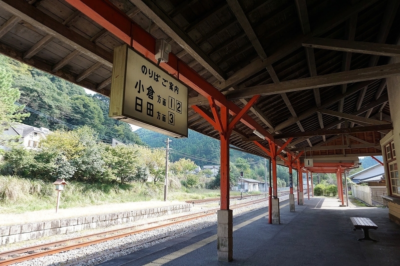 彦山駅。１０月９日に訪れると、信号や電照式の案内板は明かりが灯っていた