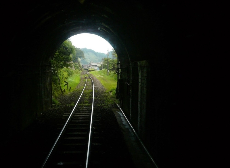 釈迦岳トンネル南側坑口付近。奥に見えるのが筑前岩屋駅（２００８年）