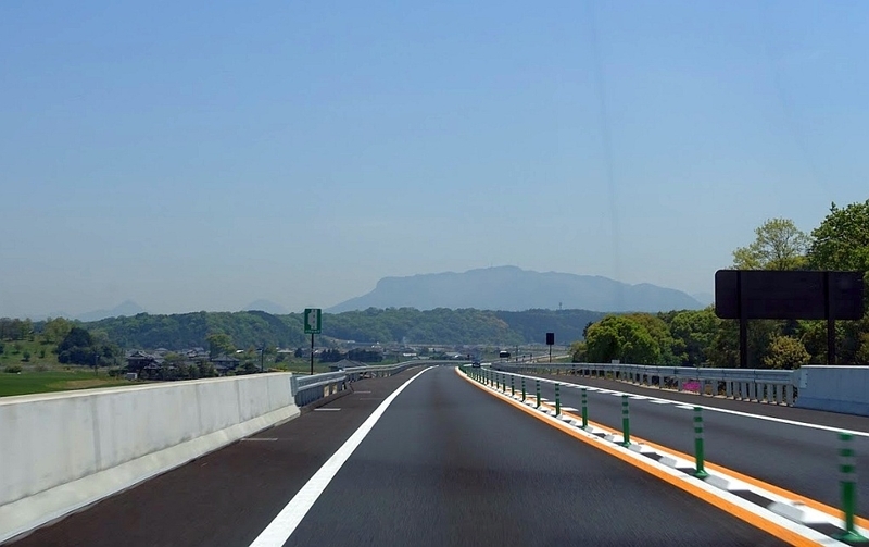 東九州道はほとんどの区間で暫定２車線で供用。北九州－大分、大分－宮崎などの区間で高速バスが走る