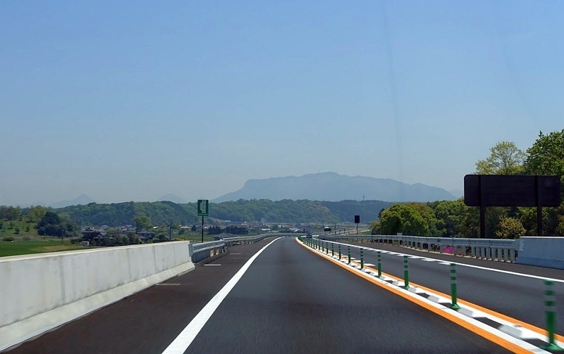東九州道はほとんどの区間で暫定2車線で供用。北九州-大分、大分-宮崎などの区間で高速バスが走る