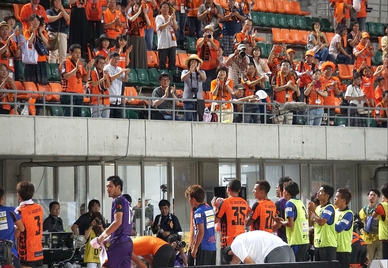 選手が顔を上げたあとも、霜田監督(手前)は頭を下げたまま。「どうしても勝ち点3をサポーターに届けたかった」と悔やんだ