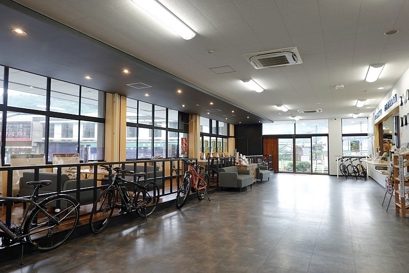 バスセンター機能がある秋吉台観光交流センターは自転車旅行の拠点でもある