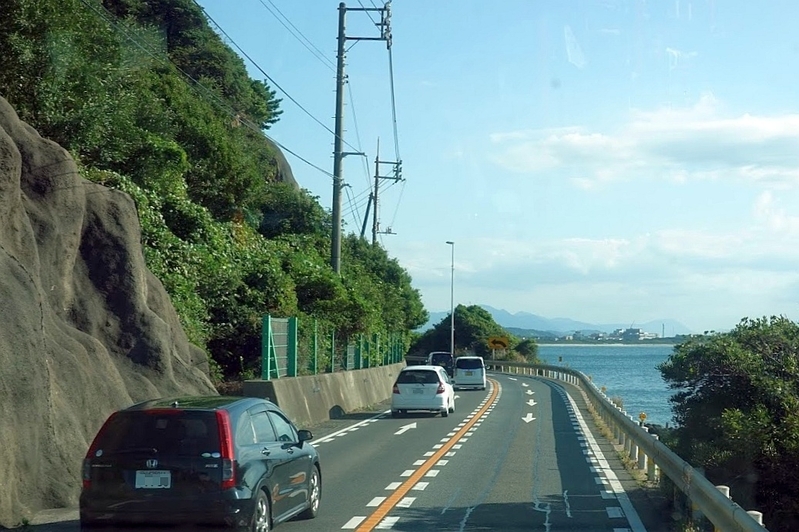 国道１９１号線は幹線道路だが路肩の狭い区間がある（写真はナンバープレート部分を一部加工）