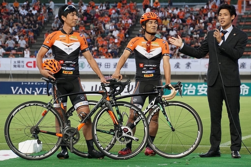 J2レノファ山口FCの試合会場でPRするヴィクトワール広島のメンバー