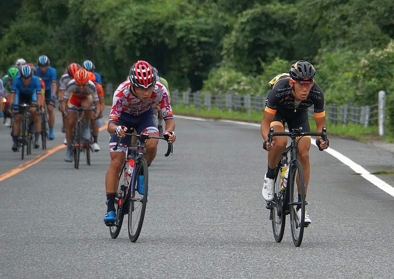 雨澤毅明選手(宇都宮ブリッツェン)と内野直也選手(東京ヴェントス)