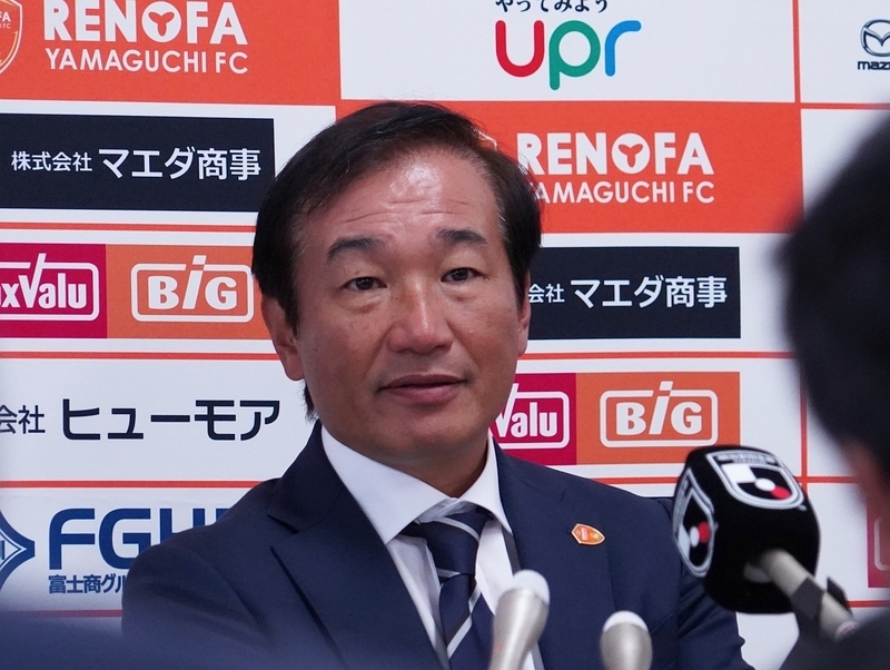 試合後の記者会見に臨む霜田正浩監督。「守備は集中して入れた」と話した
