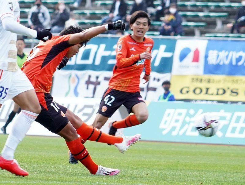 左足でゴールを決める浮田健誠。奥はアシストした橋本健人