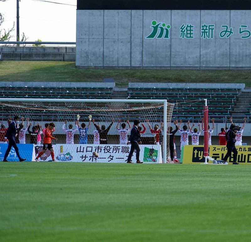 試合後、京都は無人の観客席に向けて勝利を報告。レノファのメンバーはうなだれたままゴールの前を通り過ぎた