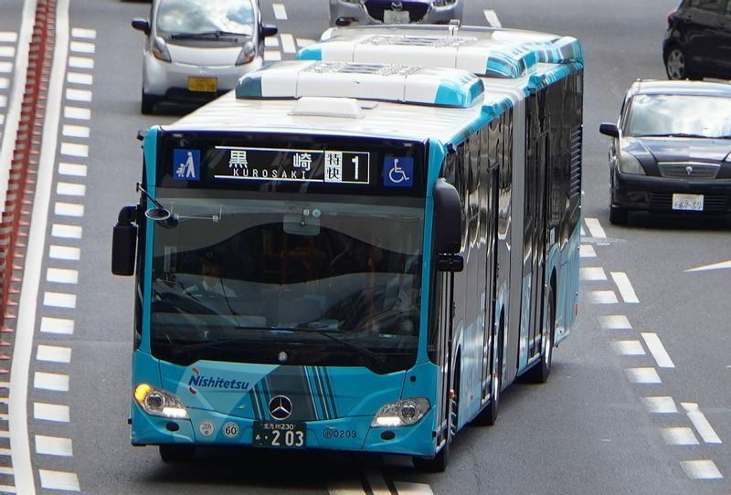 連節バスで運行している小倉－黒崎間の特快１番系統。定員は１２８人で、通常の大型バス（78人など）から大幅に増えた