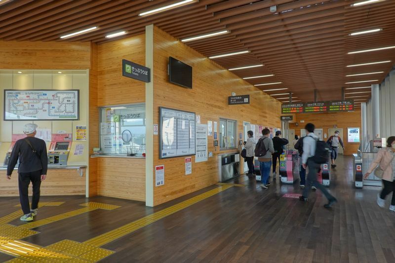 日豊本線と日田彦山線が接続する城野駅の改札口。午後3時以降は無人となり、インターホンが代替するが…