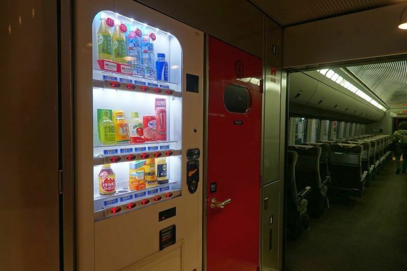 廃止された飲料の自販機。写真は2022年1月で、すでに商品の補充はされていなかった