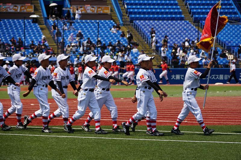 マクドナルド・トーナメント全国大会の開会式で入場行進をする選手。須藤氏は「憧れの舞台を目指す中で、子供たちがたくさんのことを学び、成長してくれれば」と言う（写真提供　日本マクドナルド）