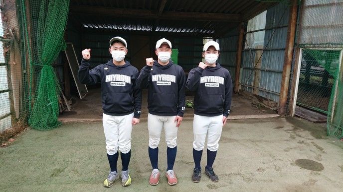 現在の宮城水産高野球部の全部員。新3年生が2人で、新2年生が1人のわずか3名だ（写真提供　宮城水産高野球部）