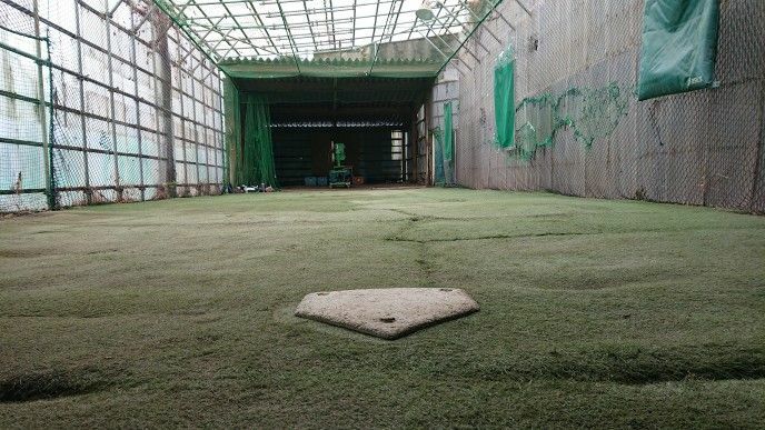新しいグラウンドの工事期間中はブルペンの限られたスペースで練習を続けた（写真提供　宮城水産野球部）