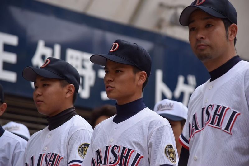 大師高の監督を務めた8年間で野原監督(写真右端)は生徒の良い部分に目がいくようになったという(写真提供 大師高野球部保護者)