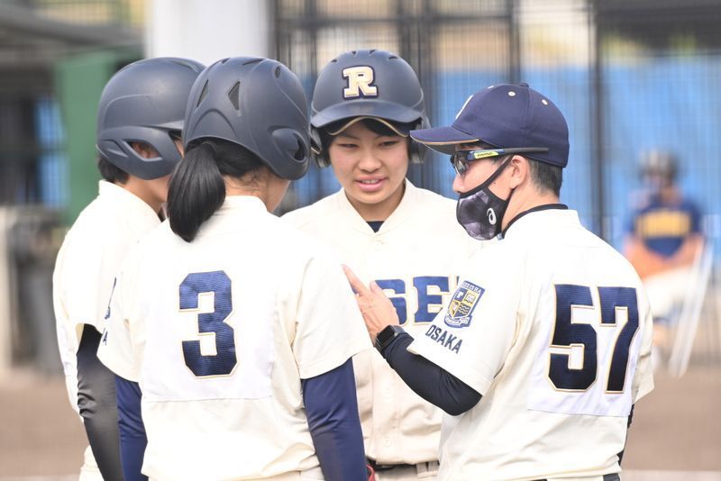 履正社高・女子野球部の選手たちを指導する橘田監督（背番号57）（写真提供　履正社高・女子野球部）