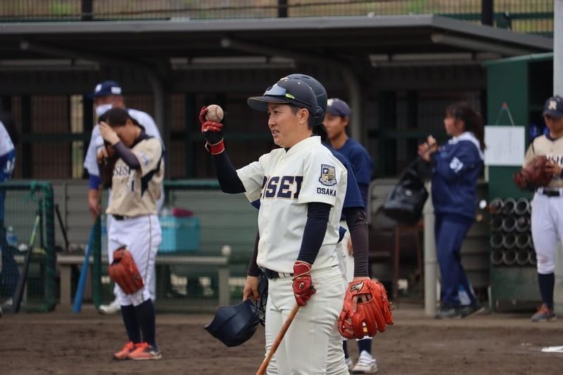 ノックをする橘田監督。高校、大学の7年間で公式戦出場は1試合と不遇の時代を過ごした(写真提供 履正社高・女子野球部)