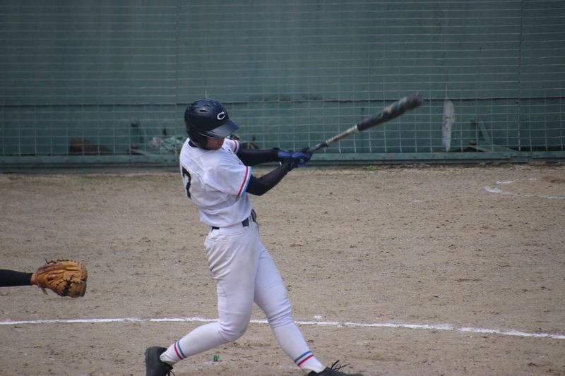 中京大中京女子軟式野球部では軟式特有の叩きの打撃はせず、全員がフルスイングをする（写真提供　同部）